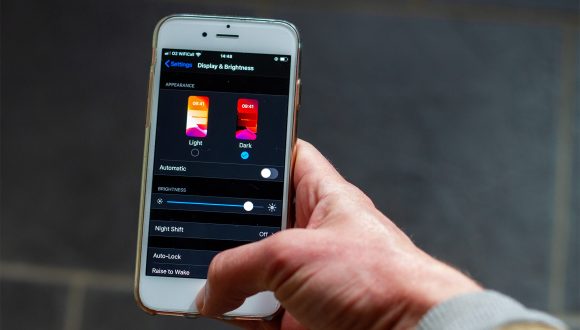 iphone showing dark mode option in settings
